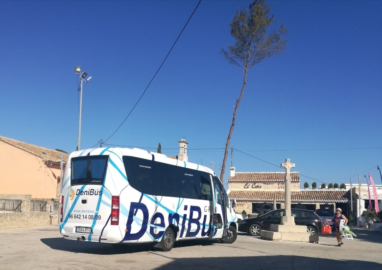Benissa cobrará por el autobús para poder ampliar su servicio más allá del verano a partir de