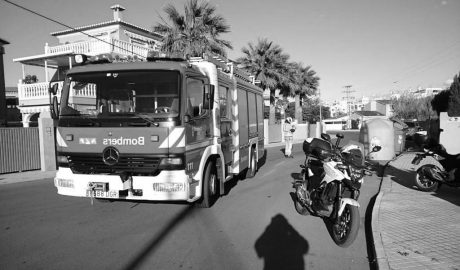 Un incendio obliga a desalojar un edificio en Calp y deja dos afectados por inhalación de humo