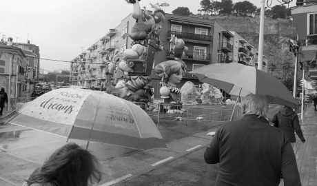 Plantà bajo el agua en Dénia: los falleros batallan contra el agua y el viento