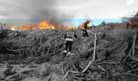 Extinguido el incendio en el Saladar de Xàbia tras una noche de lucha contra el fuego