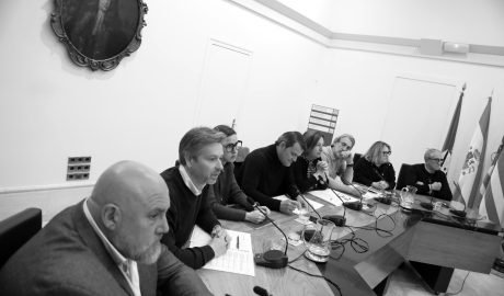 Dénia: Indigentes barridos de las calles, burkas invisibles y trenes que hacen demasiado ruido