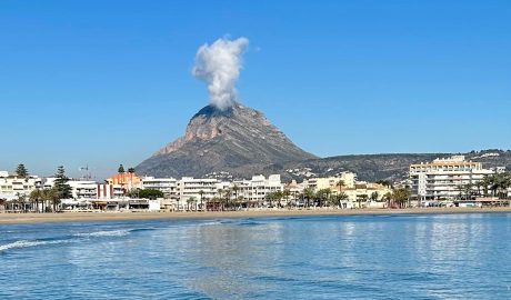 Una ilusión creada por la buena fotografía: el Montgó entrando en ‘erupción’ desde Xàbia