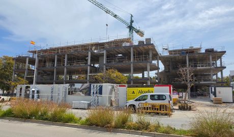 Otra estructura de hormigón ya está alzada en l'Arenal de Xàbia: áticos de 850.000 € y el 67% de las viviendas vendidas