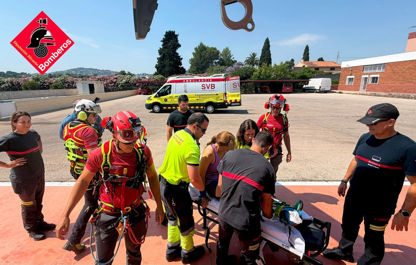 El Grupo Especial de Rescate evacúa en helicóptero a una senderista ...